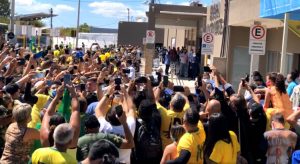 Jair Bolsonaro desembarca no Aeroporto de Juazeiro do Norte e cumprimenta apoiadores