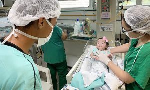 Homem viaja mais de 400 km por semana para visitar filha recém-nascida em UTI em Fortaleza