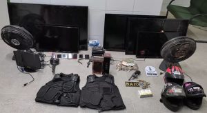 Rastreamento de celular faz polícia localizar casa com dezenas de produtos roubados no Ceará