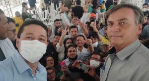 Glêdson Bezerra posa com Jair Bolsonaro em evento de entrega de casas