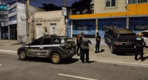 Polícia apreende 12 carros e R$ 9 milhões de quadrilha suspeita de fraude no Ceará
