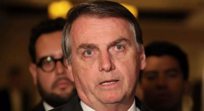 Bolsonaro chama de 'idiota' quem defende comprar feijão: 'tem que comprar fuzil'
