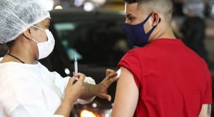 Das nove cidades cearenses com mais de 100 mil habitantes, apenas três têm 50% da população vacinada