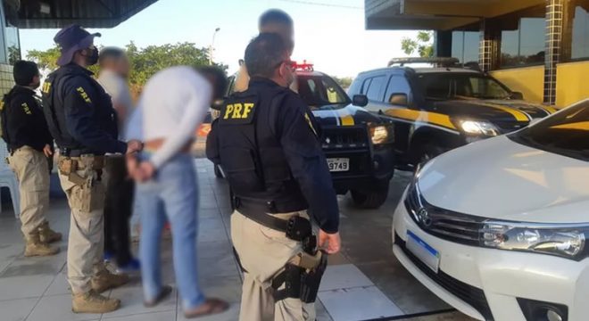 PRF prende criminosos que se passavam por policiais no Ceará e recupera R$ 65 mil