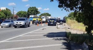 Policial morre atropelado após ser derrubado na pista por motociclista que tentava fugir após batida