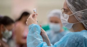 Menos da metade dos adolescentes no Ceará se cadastraram para receber a vacina contra a Covid-19