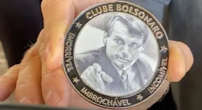 Bolsonaro apresenta medalha “imorrível”, “imbroxável” e “incomível” a apoiadores