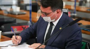 PF abrirá inquérito sobre irregularidades na Receita, tese de Flávio Bolsonaro
