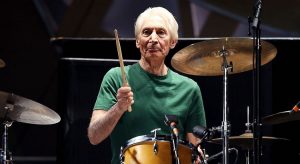Charlie Watts, baterista do Rolling Stones, morre aos 80 anos