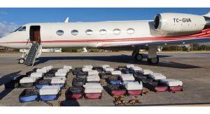 PF entra em jatinho, revista bagagens e encontra mais de uma tonelada de cocaína