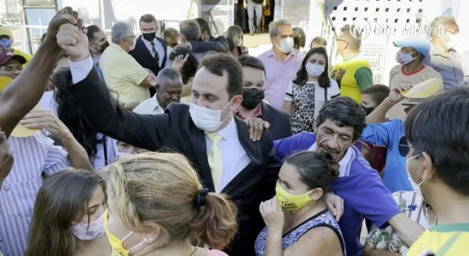 Dr. Lorim vai a pé com apoiadores à sede da Prefeitura de Missão Velha