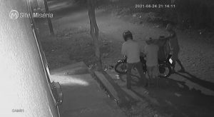 Ladrões em Juazeiro saem do mato e roubam moto de entregador. Veja as imagens