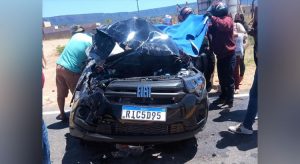 Carro capota com danos em Crato e jovem morre dias após bater moto num poste em Milagres