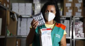 Ceará recebe lote com 41,5 mil doses de Astrazeneca para aplicação de D2