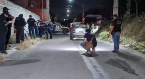 Criança é morta dentro de carro no município de Eusébio; mãe e motorista são baleados