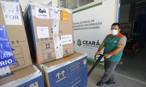 Ceará recebe lote com 262 mil doses de vacina da Pfizer contra a Covid-19
