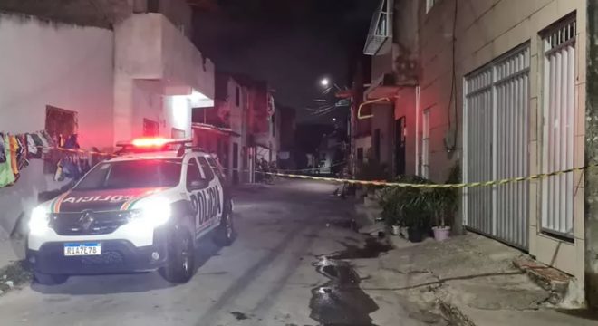 Jovem de 21 anos é morta a tiros na sala de casa