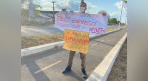 Jovem consegue emprego após exibir cartaz pedindo oportunidade em Juazeiro do Norte