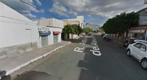 Garota agredida pelo companheiro num restaurante em Araripe