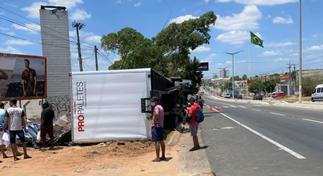 Carroceria de Bitrem tomba em Juazeiro e jovem morre após acidente em Porteiras