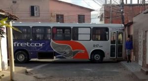 Ônibus é furtado de garagem e abandonado em comunidade no Ceará