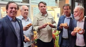 Após driblar protestos em hotel, Bolsonaro come pizza na calçada em NY