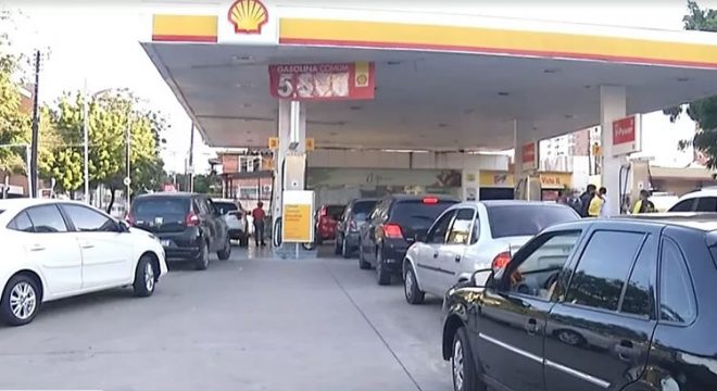 Gasolina a R$ 5,57 gera fila em posto de combustível de Fortaleza