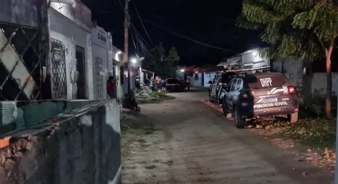 Dez homens armados invadem casa e matam adolescente a tiros na presença da namorada