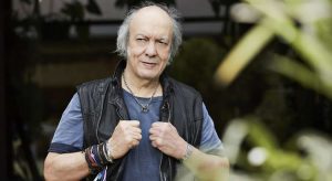 Erasmo Carlos deixa hospital após internação por Covid e defende vacina