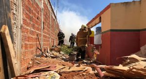Tentativa de limpeza de terreno gera princípio de incêndio no bairro Tiradentes