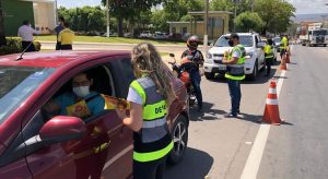 Agentes do Detran realizam blitz educativa em Barbalha durante a Semana Nacional do Trânsito