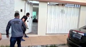 Polícia carioca e de Juazeiro arrombam casa e prendem acusado de crimes