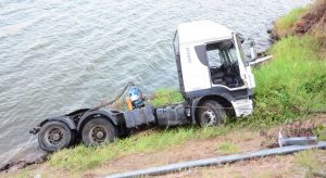 Caminhão é retirado de açude dois dias após cair em reservatório no interior do Ceará