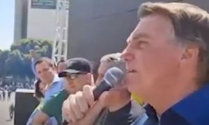 Bolsonaro faz ameaça golpista contra o Supremo e pressiona Fux em discurso para apoiadores em Brasília