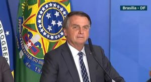 Após dizer que jamais compraria Coronavac, Bolsonaro agora elogia vacina chinesa