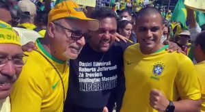 Fabrício Queiroz participa de ato a favor de Bolsonaro no Rio de Janeiro e é tietado