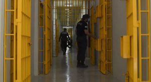 Advogado é detido ao tentar entregar bilhete a chefe de facção no Ceará