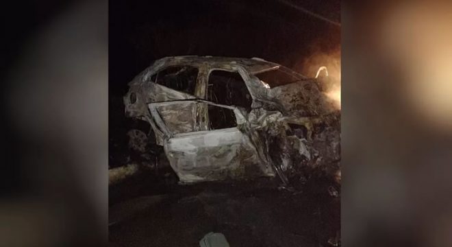 Ônibus com romeiros bate em carro e deixa uma pessoa morta em Canindé, no Ceará