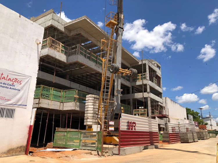 Obras de ampliação do Hospital Santo Antônio, em Barbalha