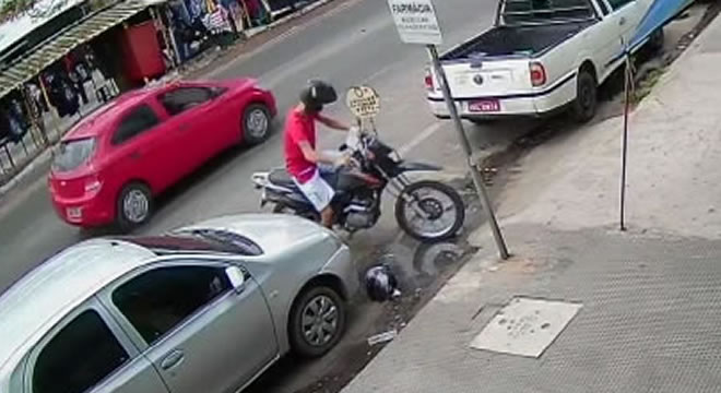 Veja ladrão furtando moto em Juazeiro num trecho movimentado esta manhã