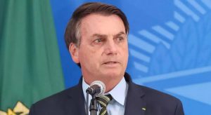 Após pedir banho frio, Bolsonaro diz que crise é enfrentada com seriedade