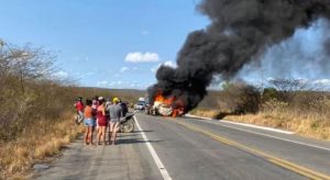 Colisão entre carro e caminhão causa incêndio nos veículos e deixa mortos no Ceará