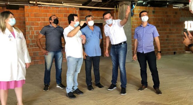 Fernando Santana e José Guimarães visitam obras de ampliação do Hospital Santo Antônio, em Barbalha