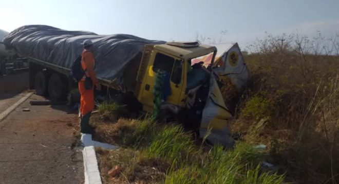Acidente entre duas carretas deixa motoristas feridos na BR-116