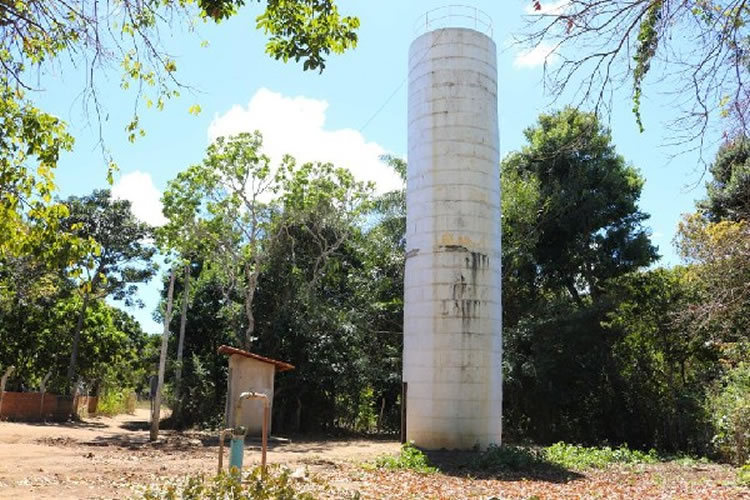 Caixa d’água estoura durante a madrugada e preocupa moradores da Zona Rural do Crato