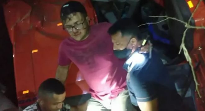 Motorista é resgatado por moradores de cabine de carreta após acidente no Ceará