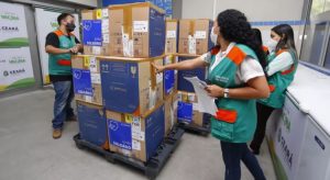 Lote com 231 mil doses de vacinas da Pfizer chega ao Ceará