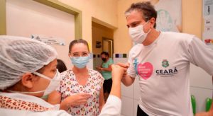 Camilo Santana recebe segunda dose da vacina contra Covid-19