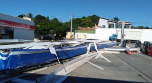 Veja queda da coberta de posto de combustível em Juazeiro causada por ventos fortes