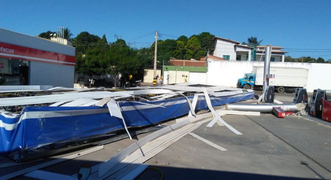 Veja queda da coberta de posto de combustível em Juazeiro causada por ventos fortes